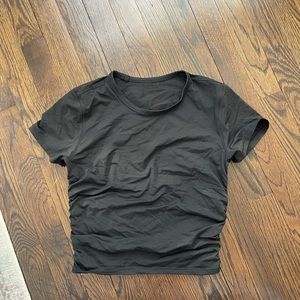 LULULEMON black tee shirt with side ruching!